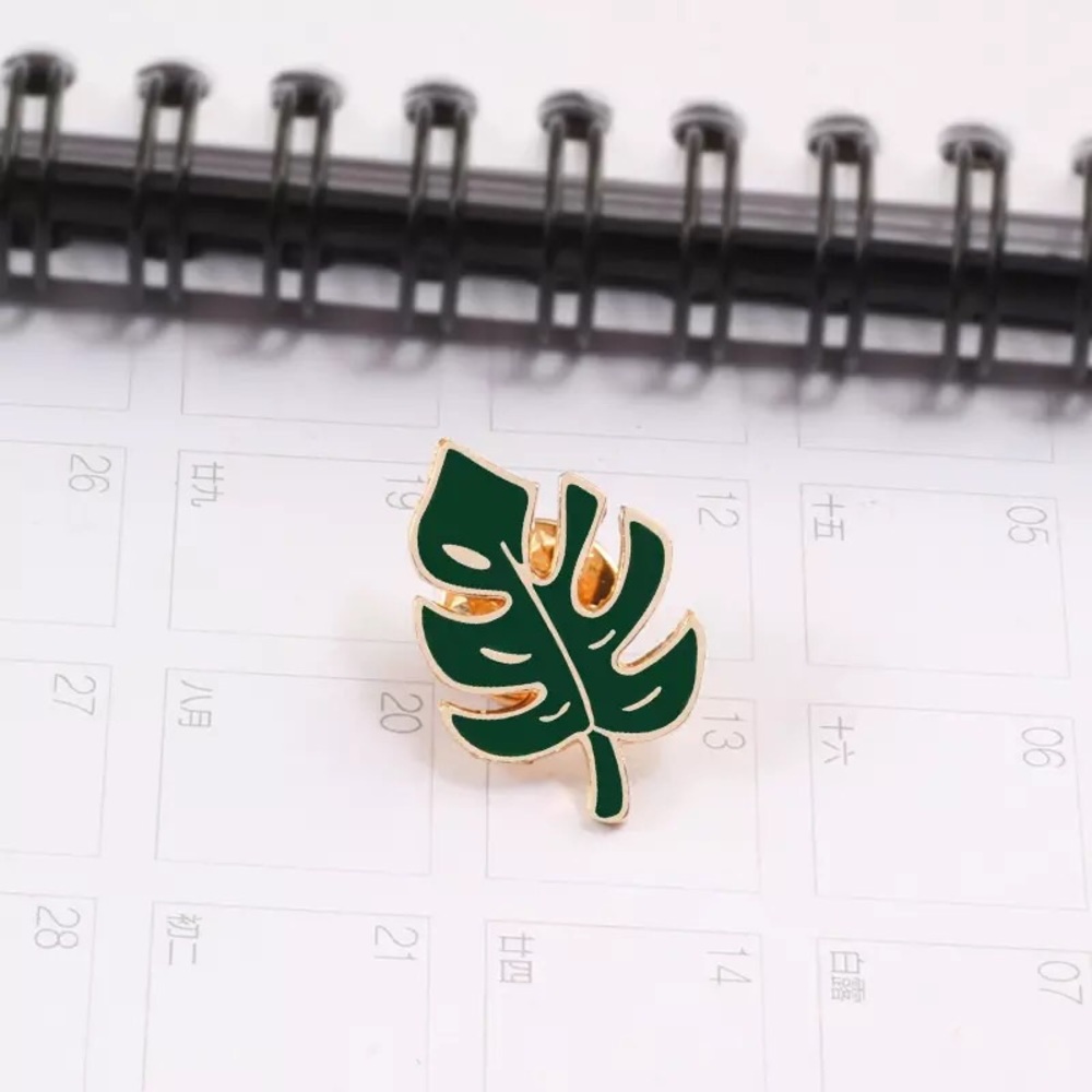 🎉 New Monstera Leaf Plant Enamel Pin